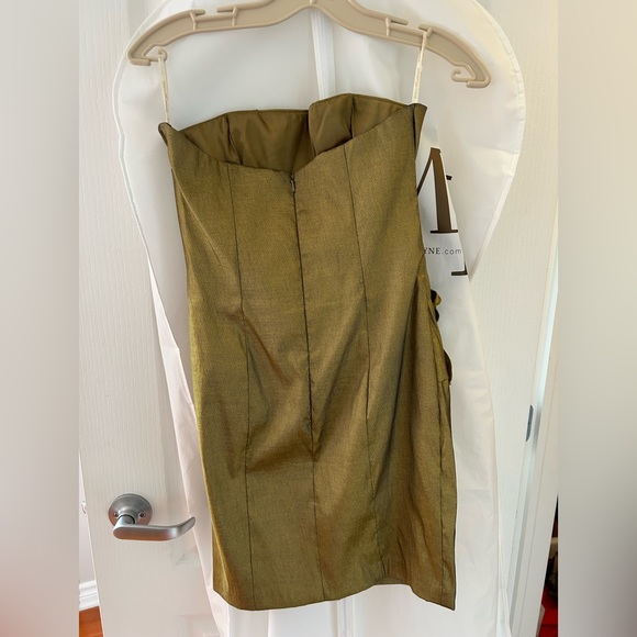 Beautiful dress, size 10 from Melanie Lyne. Worn once. In perfect condition. - Picture 3 of 3